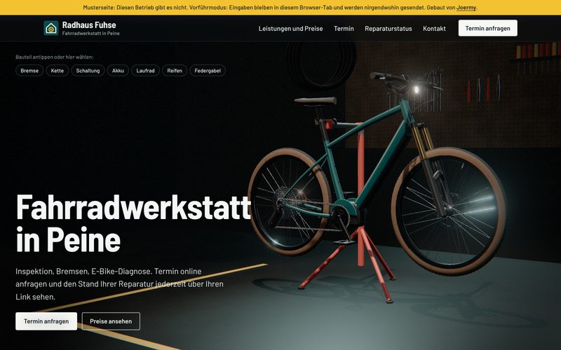 Startseite der Musterwebsite für eine Fahrradwerkstatt: Überschrift Fahrradwerkstatt in Peine, daneben ein petrolfarbenes 3D-E-Bike im roten Montageständer in einer dunklen Werkstatt mit gelber Bodenmarkierung