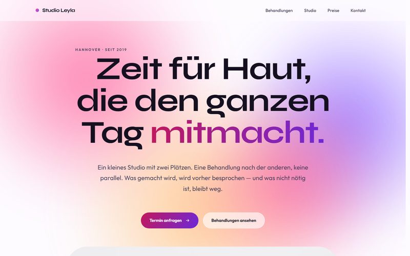 Startseite der Musterwebsite für ein Kosmetikstudio, heller Farbverlauf in Rosa und Violett mit großer Überschrift