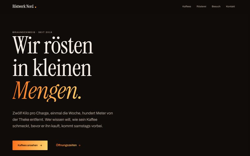 Startseite der Musterwebsite für eine Rösterei, fast schwarzes Layout mit großer Serifenschrift in Orange