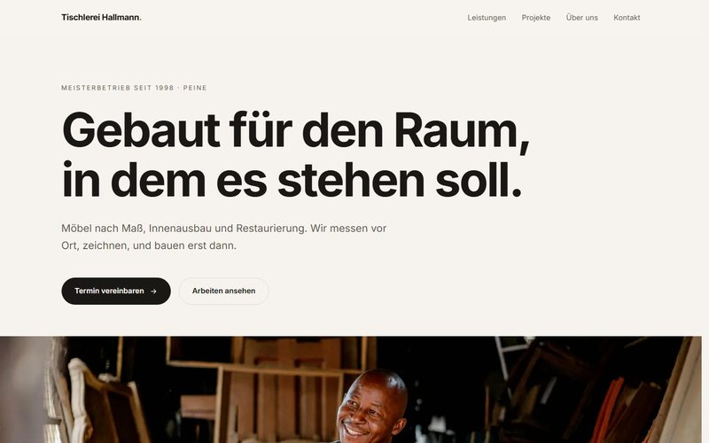 Startseite der Musterwebsite für eine Tischlerei, helles Layout mit großer Überschrift und Werkstattfoto