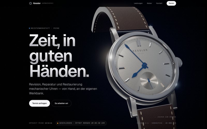 Startseite der Musterwebsite für eine Uhrmacherei: große Überschrift Zeit, in guten Händen, daneben eine 3D-Handaufzugsuhr mit silbernem Zifferblatt, gebläuten Zeigern und braunem Lederband