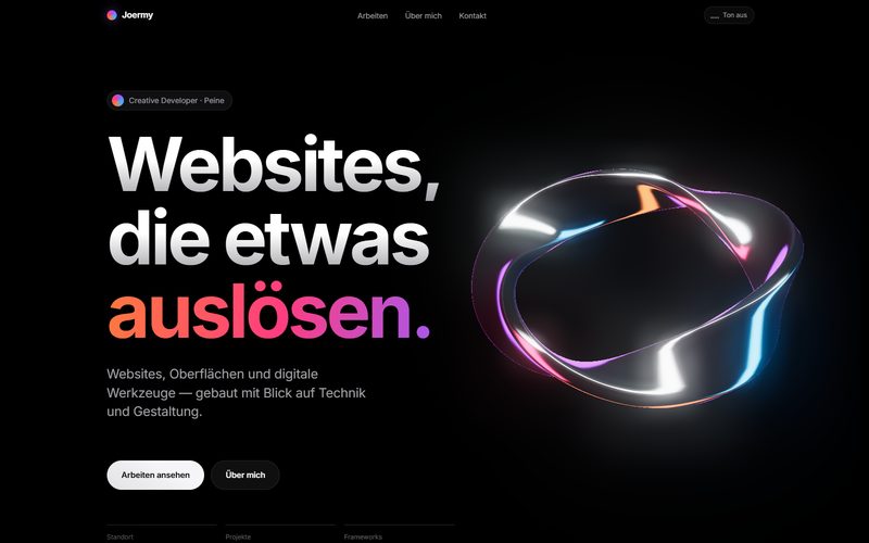 Startseite dieses Portfolios im Browserfenster, dunkles Layout mit großer Überschrift