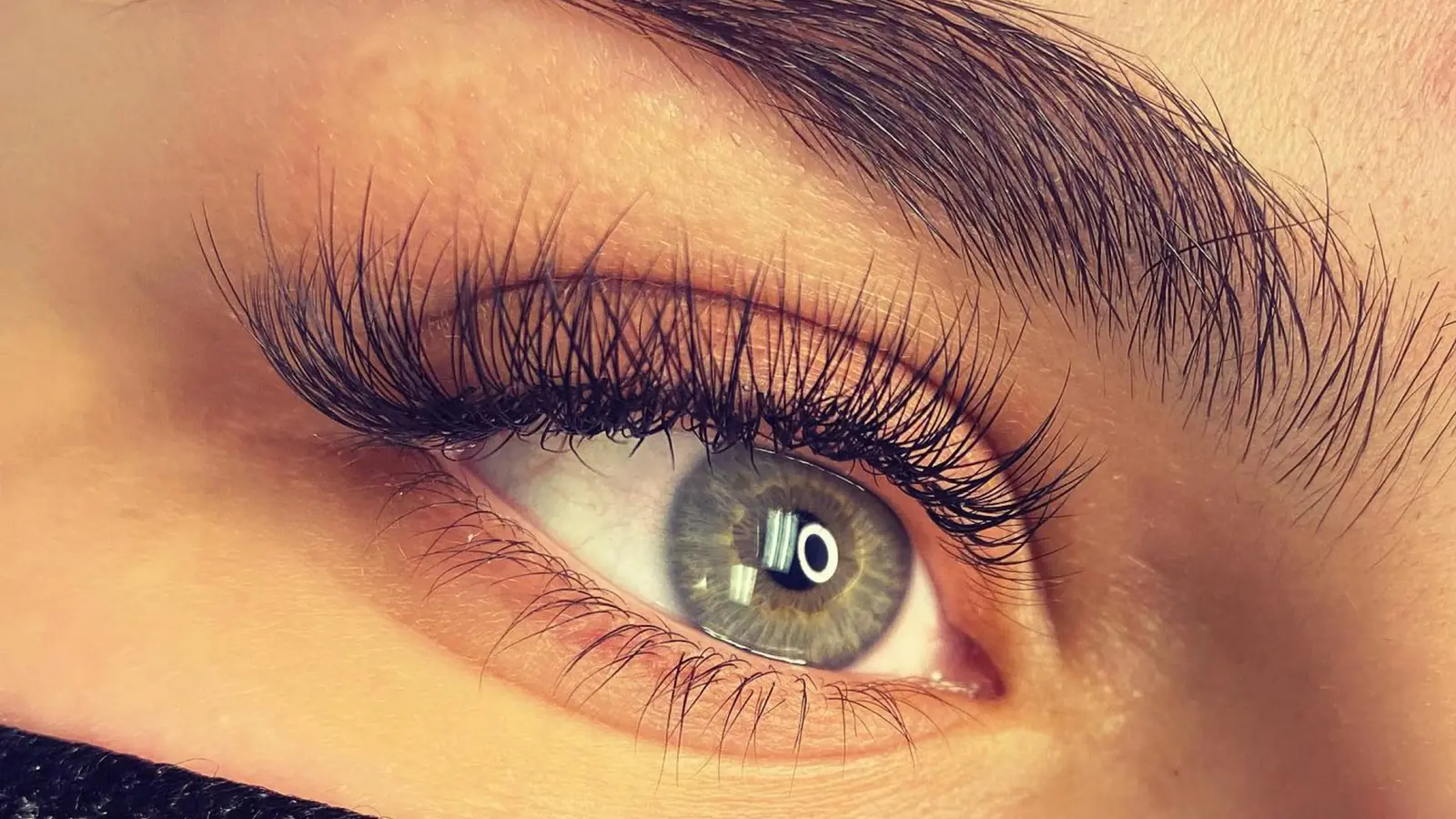 Nahaufnahme eines Auges mit langen Wimpern