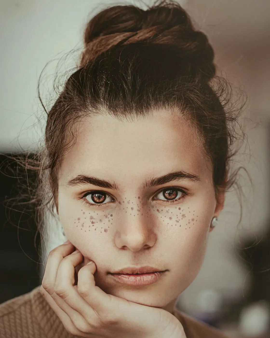 Portraet mit Sommersprossen, Hand am Kinn