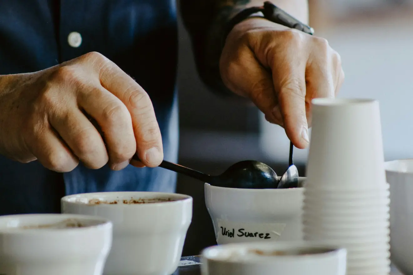 Cupping-Loeffel in der Hand