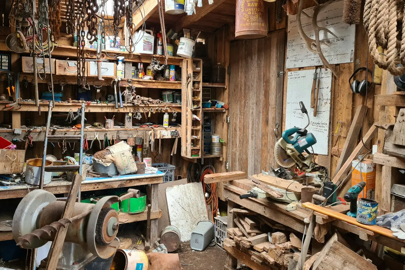 Fertiges Regal aus massivem Holz an einer Wand