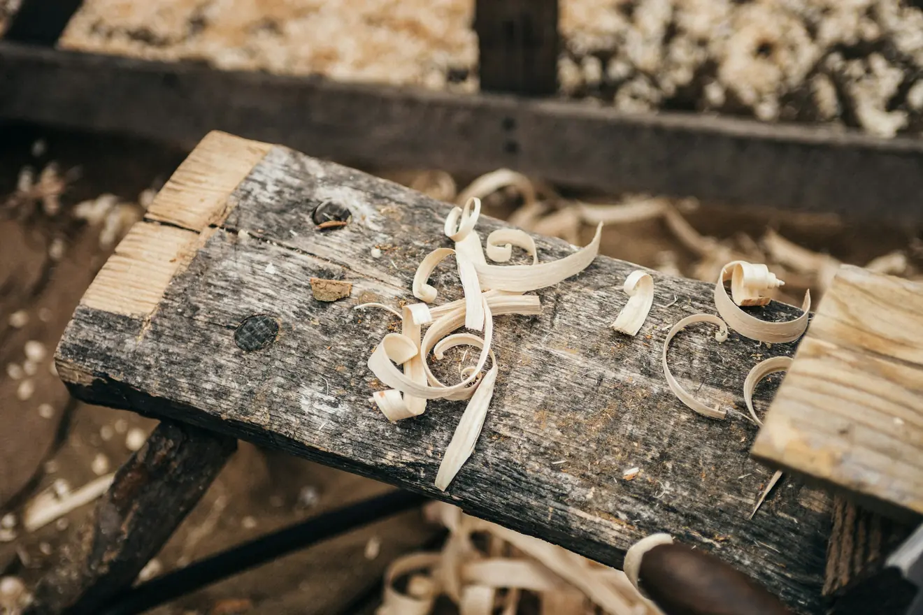 Saegespaene auf einer Bohle