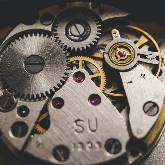 Räderwerk einer mechanischen Uhr mit roten Lagersteinen